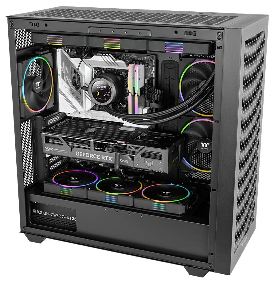 Offener PC-Gaming-Tower mit RGB-Lüftern, flüssiggekühlter CPU und sichtbarer GeForce-RTX-Grafikkarte durch das Glasseitenpaneel.
