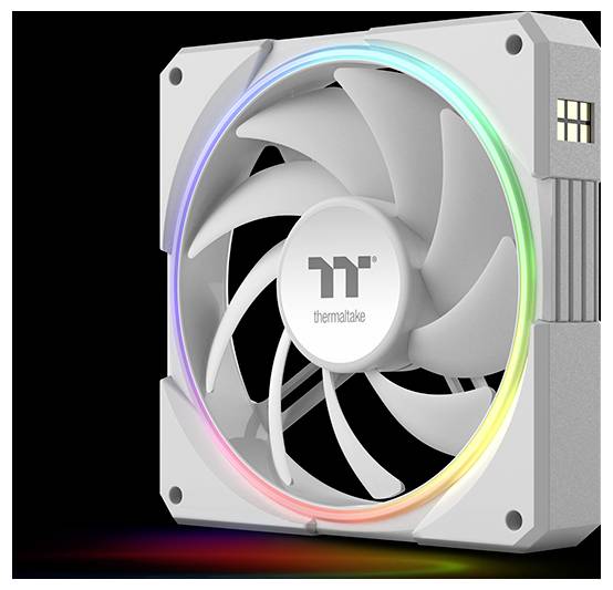 Quadratischer Thermaltake PC-Kühlventilator mit regenbogenfarbenem RGB-Lichtring auf grauem Rahmen, vor schwarzem Hintergrund dargestellt.
