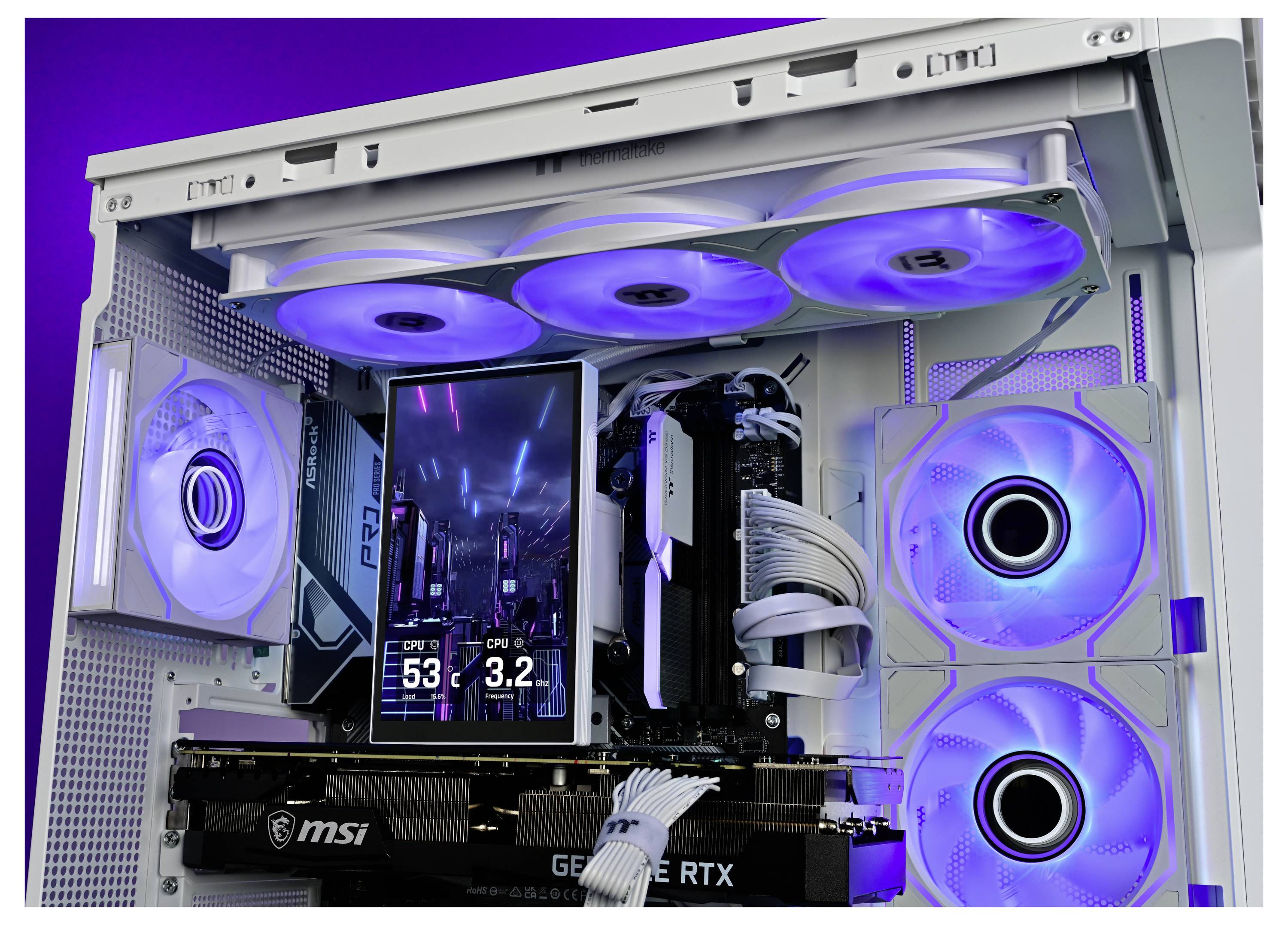 Offenes weißes Gaming-PC-Gehäuse mit RGB-beleuchteten Kühlventilatoren, vertikalem Display und MSI GeForce RTX-Grafikkarte im Inneren.