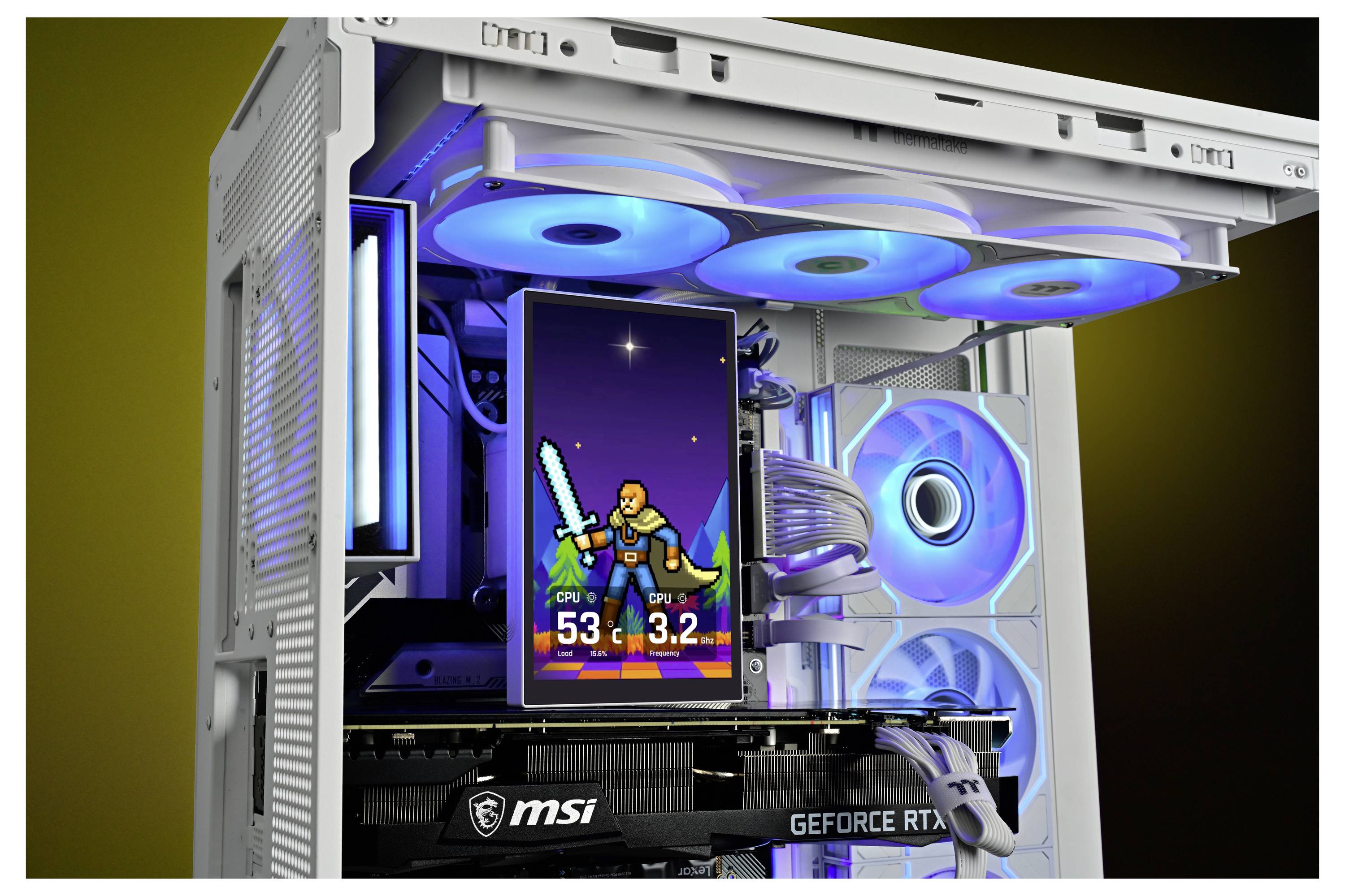 Offenes weißes PC-Gehäuse mit blau beleuchteten Lüftern, einer MSI GeForce RTX-Grafikkarte und einem vertikal ausgerichteten Display, das eine Spielfigur mit CPU- und GPU-Statistiken zeigt.