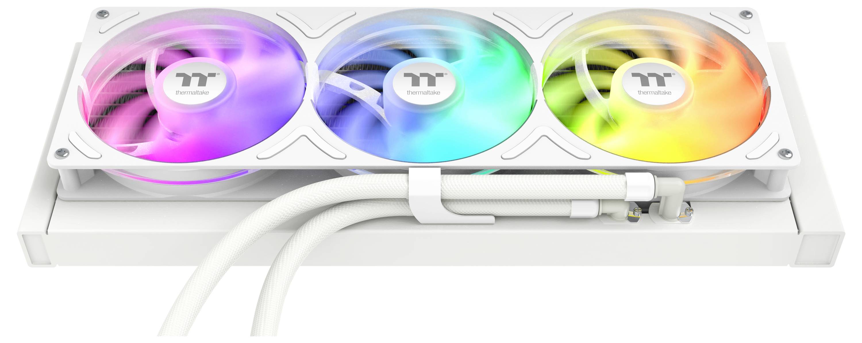 Weißer flüssiger CPU-Kühler mit drei RGB-beleuchteten Lüftern und sichtbaren Rohren, montiert in einer Radiator-Baugruppe.