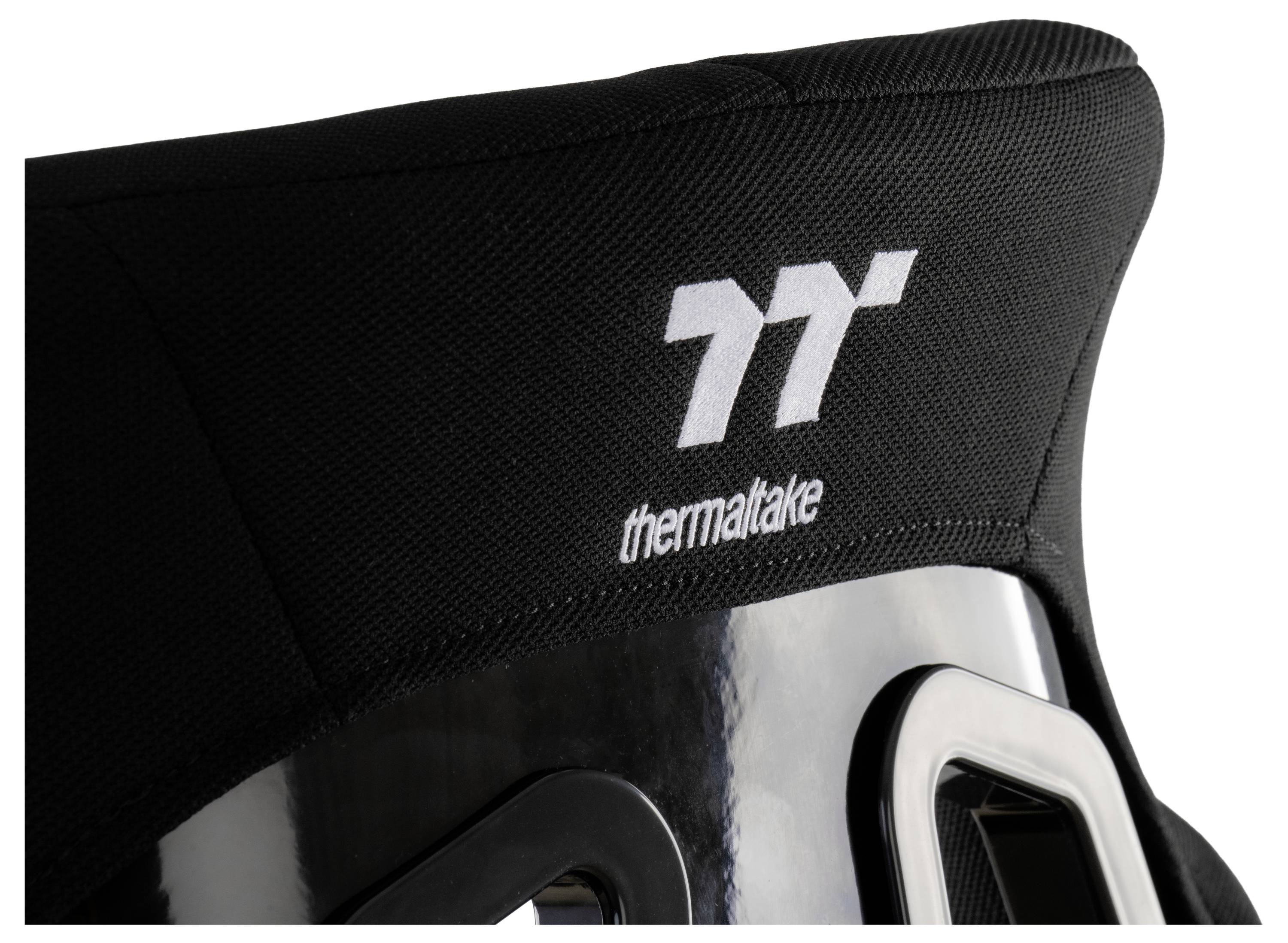 Nahaufnahme einer schwarzen Thermaltake-Gaming-Stuhl-Kopfstütze mit weiß besticktem Logo auf strukturiertem Stoff.