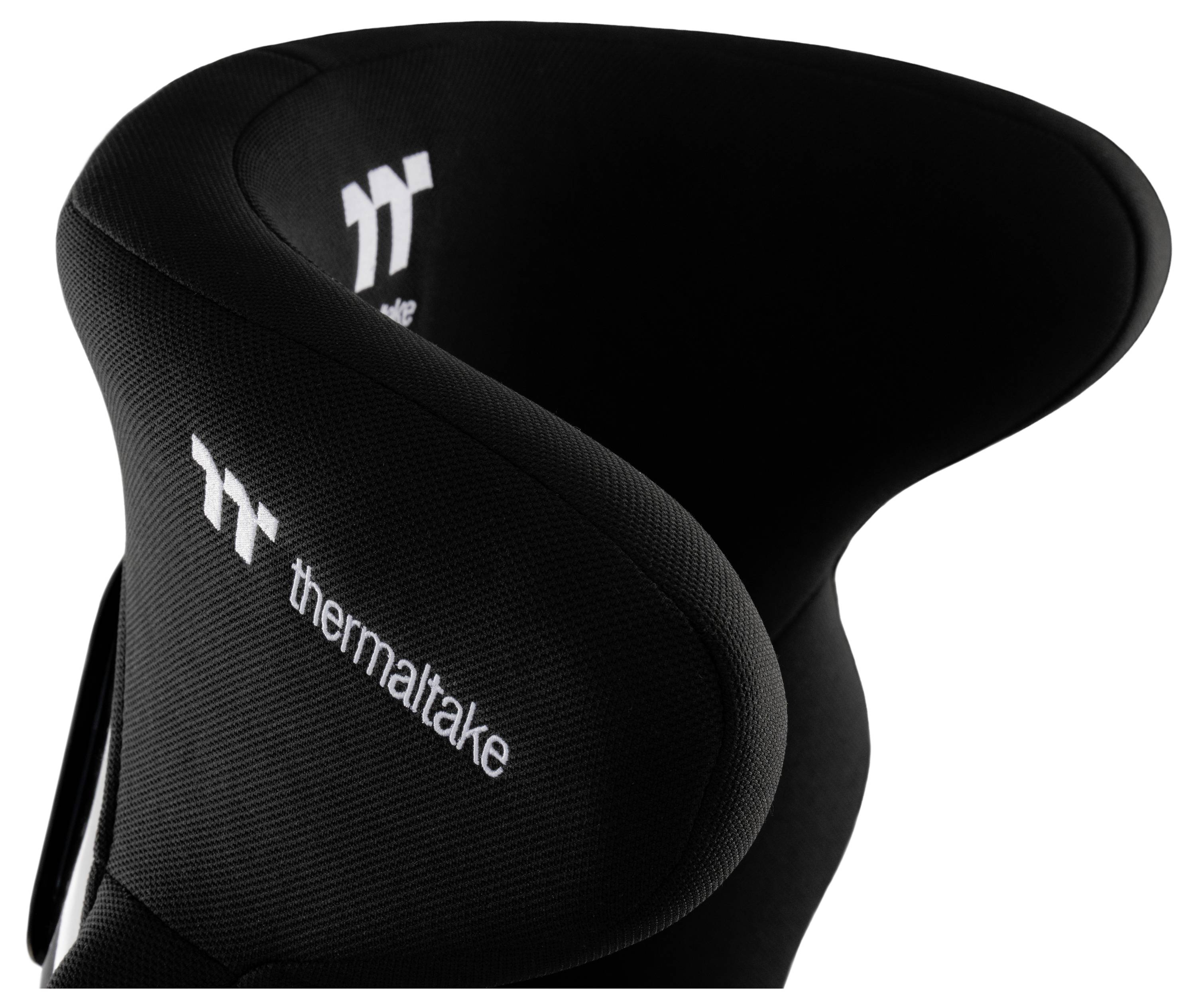 Nahaufnahme einer schwarzen ergonomischen Kopfstütze eines Thermaltake-Stuhls mit weißem Logo auf schlicht gestaltetem Hintergrund.