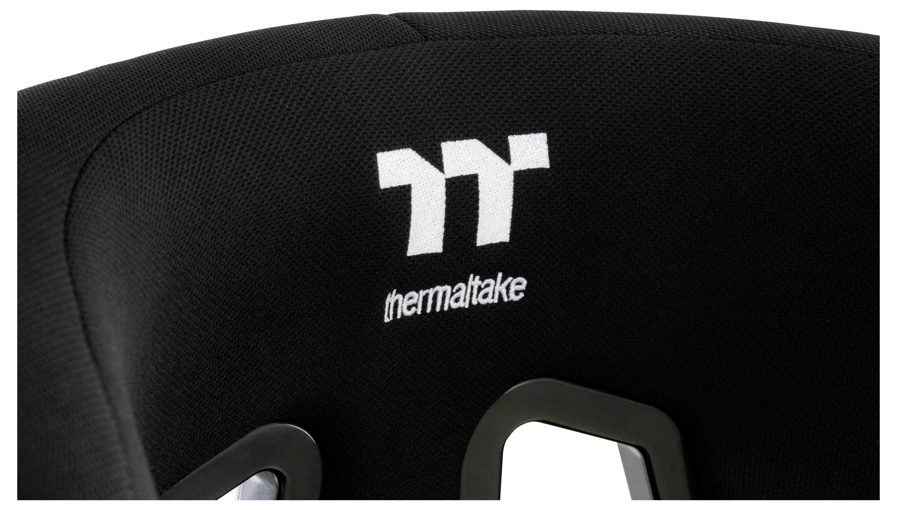 Nahaufnahme einer schwarzen Thermaltake-Stuhl-Rückenlehne mit dem weißen 