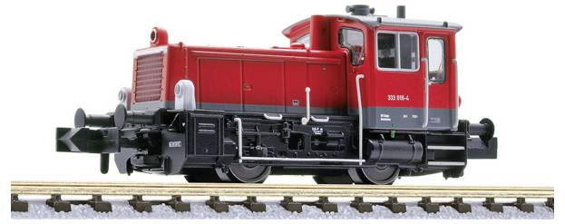 Rote-und-schwarze Diesellokomotive im Modellformat auf einem kurzen Streckenabschnitt, in Seitenansicht auf weißem Hintergrund gezeigt.