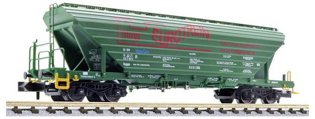Grünes Eurofima-Güterwagen-Hoppermodell auf Schienen, Seitenansicht mit roter 