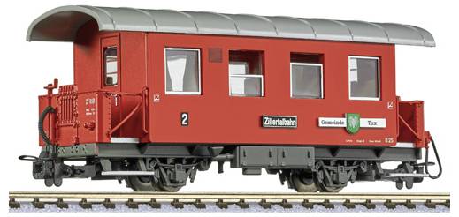 Rotes Personeneisenbahnwagen-Modell in leuchtendem Rot mit grauem Dach, gezeigt auf Gleis und beschriftet mit 'Zillertalbahn' und 'Gemeinde Tux'.