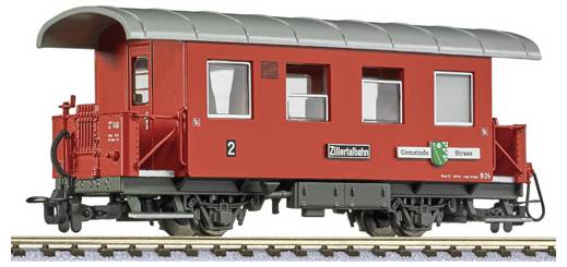 Roter Vintage-Eisenbahnwagen auf Gleisen, gezeigt in Seitenansicht mit grauem Dach und beschriftet mit „Zillertalbahn