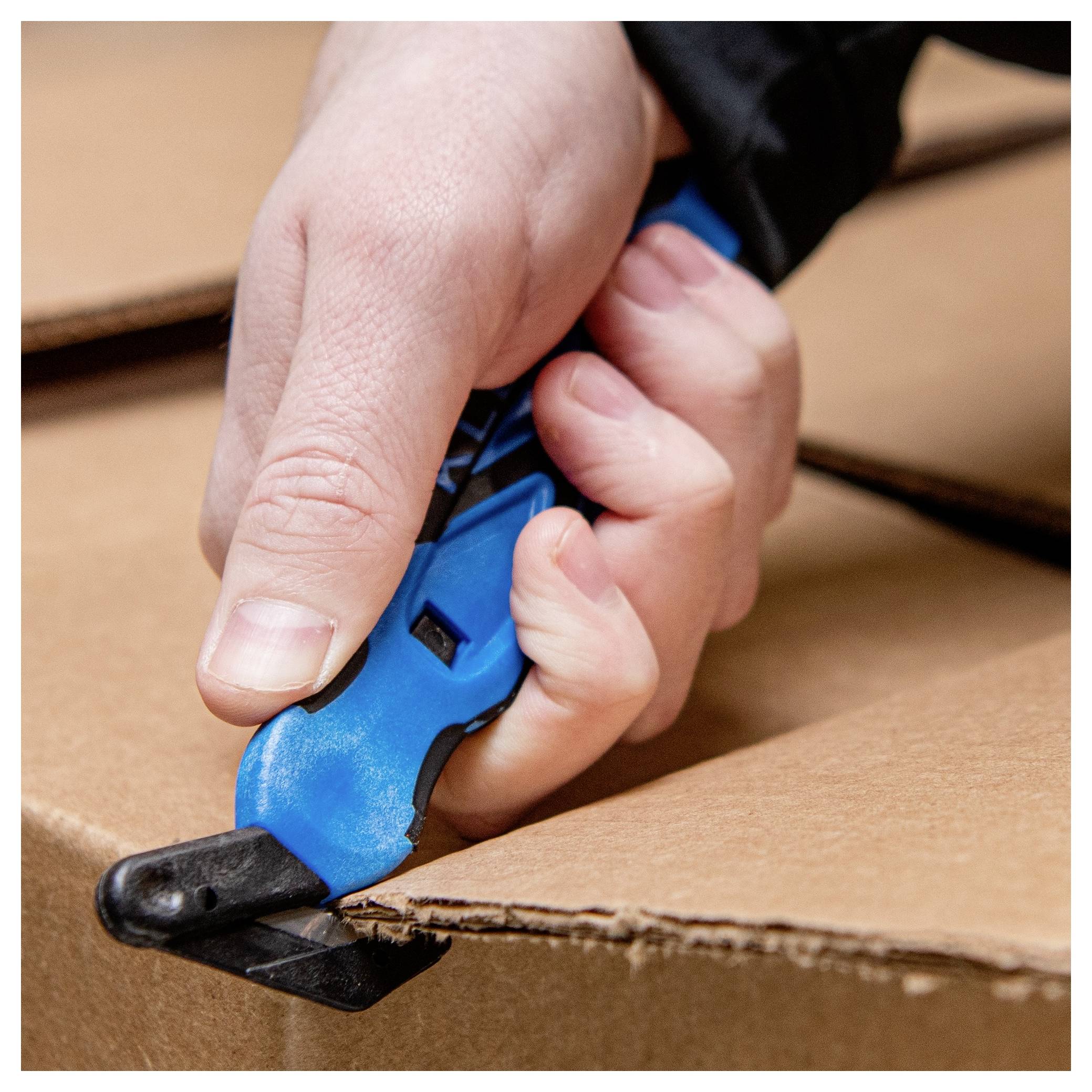 Hand mit einem blauen Universalmesser beim Öffnen einer Kartonversandschachtel in Nahaufnahme.