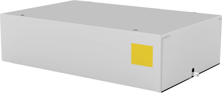 Einfaches, hellgraues rechteckiges Metallgehäuse oder eine Metallbox mit einem kleinen gelben quadratischen Etikett auf der Seite und einem Stecker unten rechts.