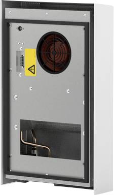 Vorderansicht eines Metallausrüstungsschranks mit einem kreisförmigen Kühlventilator, Warnschild und unterer Inspektionsöffnung, die interne Verkabelung zeigt.
