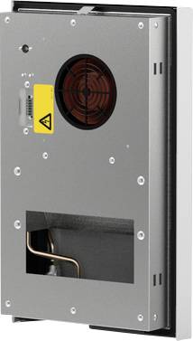 Metallisches elektronisches Gehäuse mit einem roten Kühlventilator, Warnschild und Kupferrohr, das durch ein unteres Ausschnittfeld sichtbar ist.