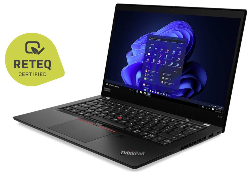 Schwarzer Lenovo ThinkPad Laptop aufgeklappt mit Windows 11 auf dem Bildschirm, daneben ein gelbes Abzeichen 