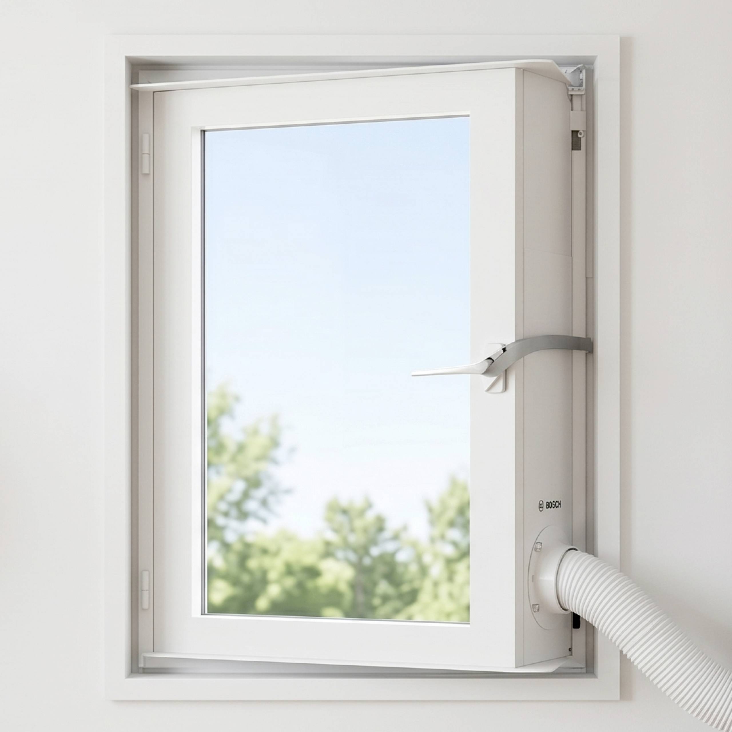 Teilweise offenes Fenster mit Schlauch, das eine belüftete Kühl- oder Abluftanlage zeigt