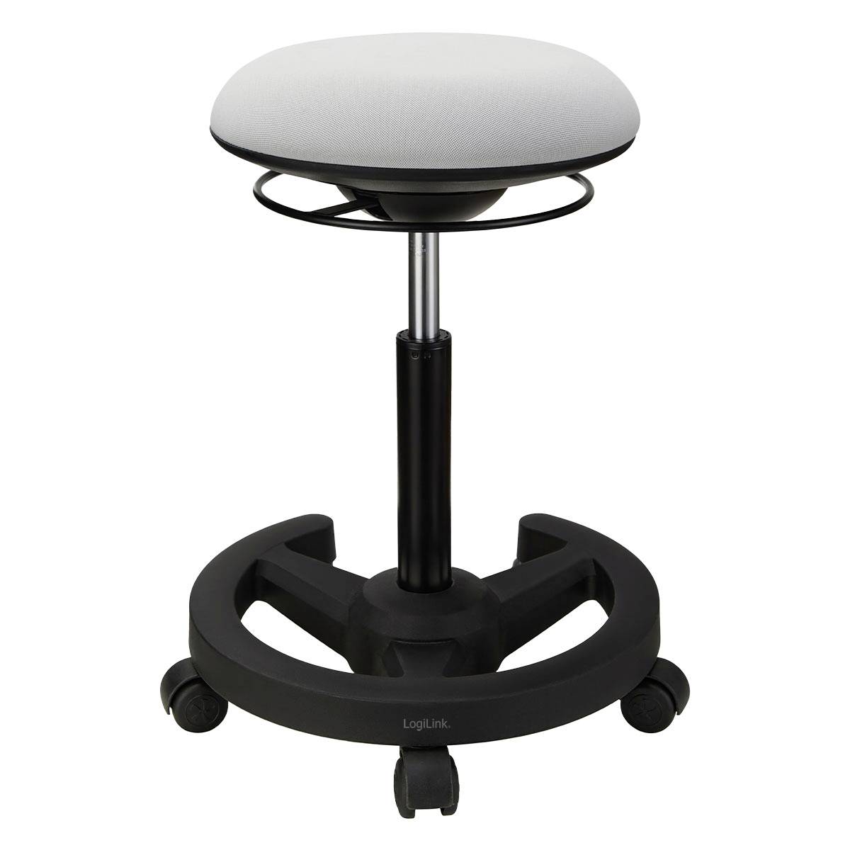 Ein schwarzer fahrbarer ergonomischer Hocker mit grauem gepolstertem Sattelitz und Fußring auf weißem Hintergrund.