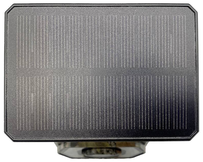 Ein rechteckiges schwarzes Solarpanel mit schmalen vertikalen Photovoltaikzellen, frontal gegen einen weißen Hintergrund dargestellt.