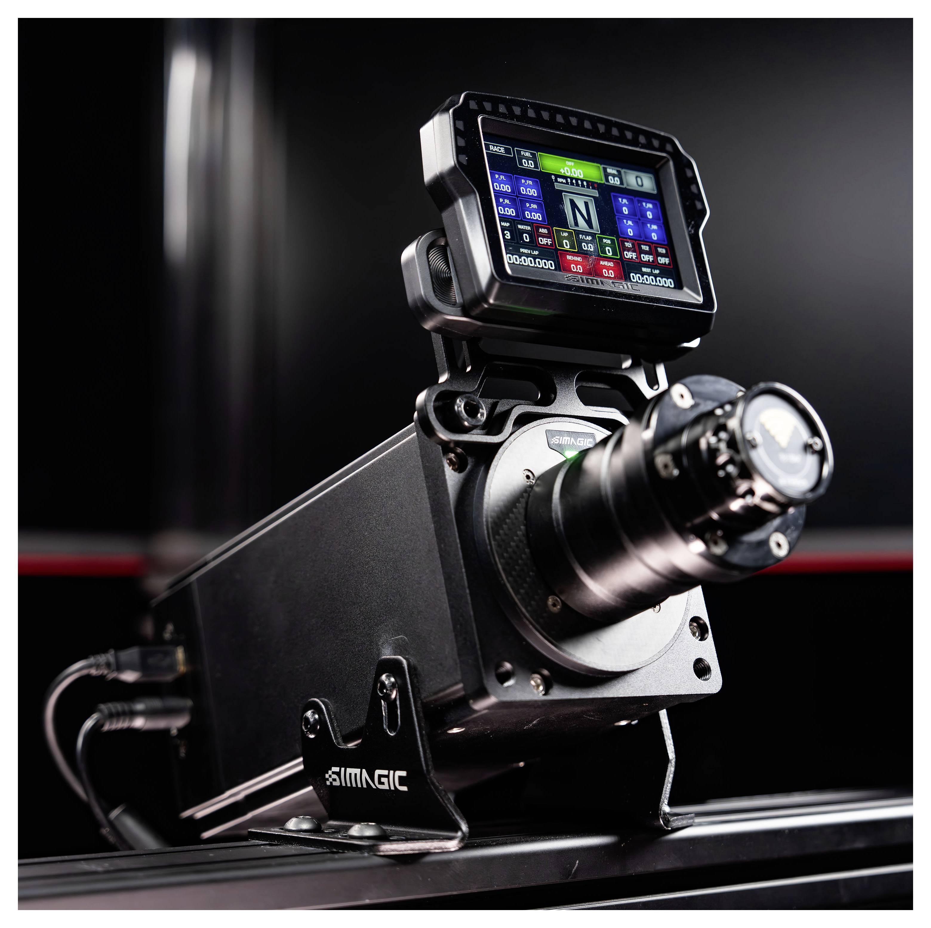 Professionelle Filmkamera mit angebrachtem Touchscreen-Monitor, in Nahaufnahme auf einem Stativgestell gegen dunklen Studiohintergrund gezeigt.