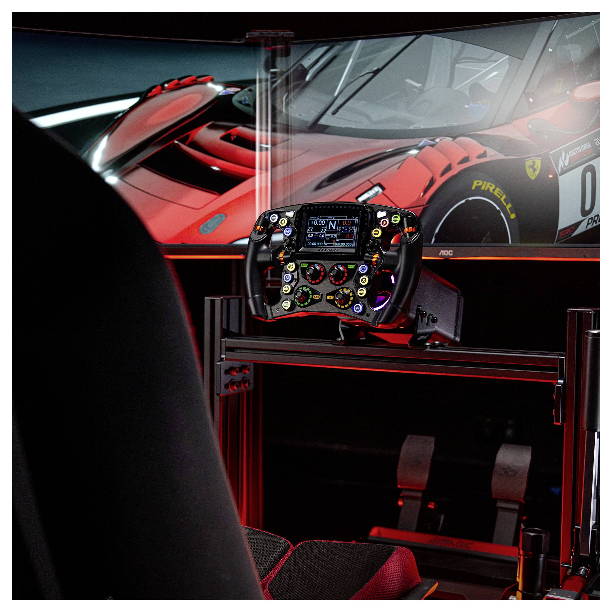 Rennsimulatorcockpit mit Lenkrad, Pedalen und Sitz vor einem Bildschirm, der ein rotes Ferrari-Rennfahrzeug zeigt