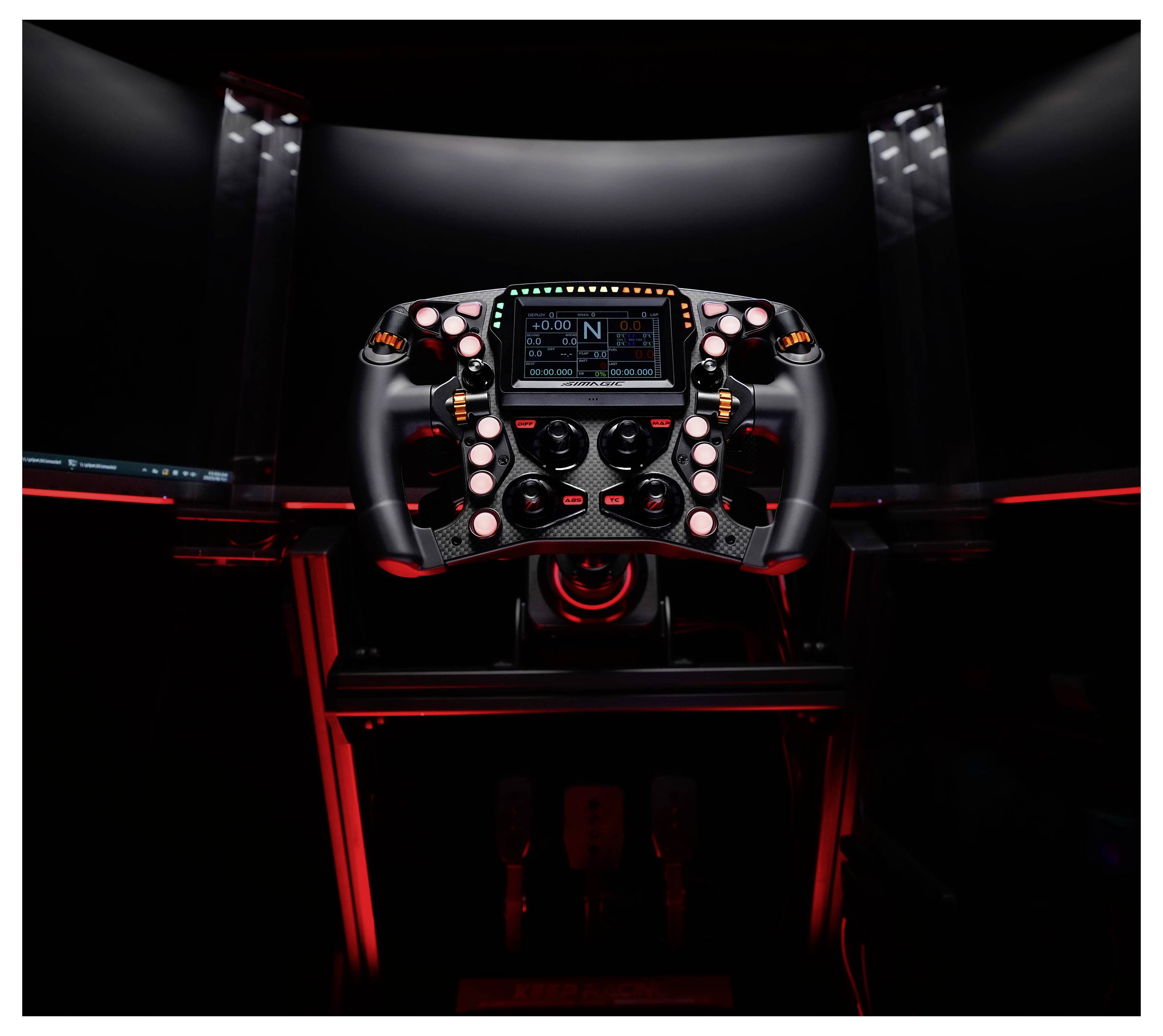 Ein futuristisches Rennspiel-Lenkrad und Pedalset in Rot beleuchtet in einer dunklen Simulator-Cockpitumgebung.