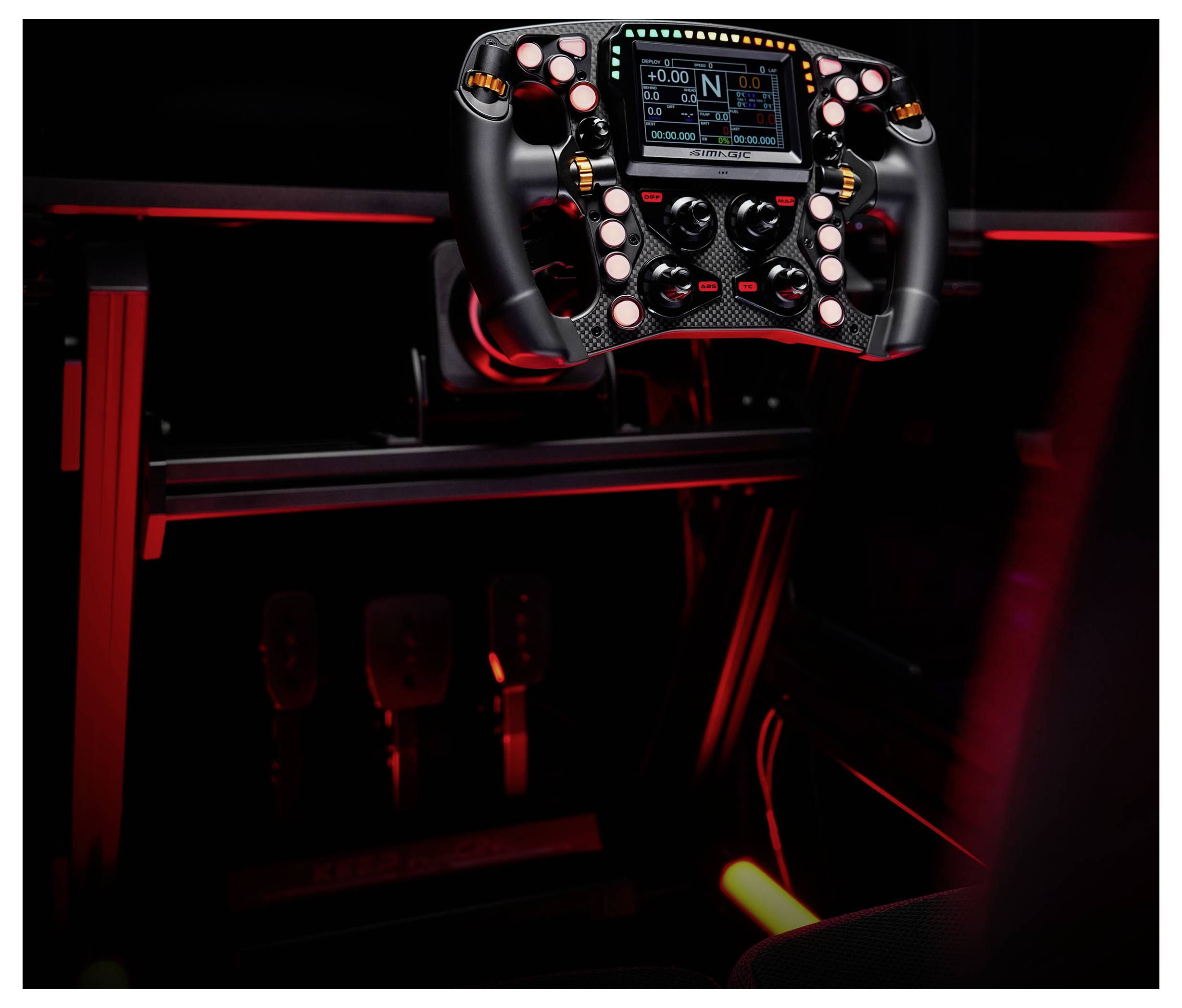 Beleuchteter Rennsimulatorcockpit mit einem Lenkrad im Formel-Stil, digitaler Anzeige und drei Pedalen in einer dunkelrot beleuchteten Anordnung.
