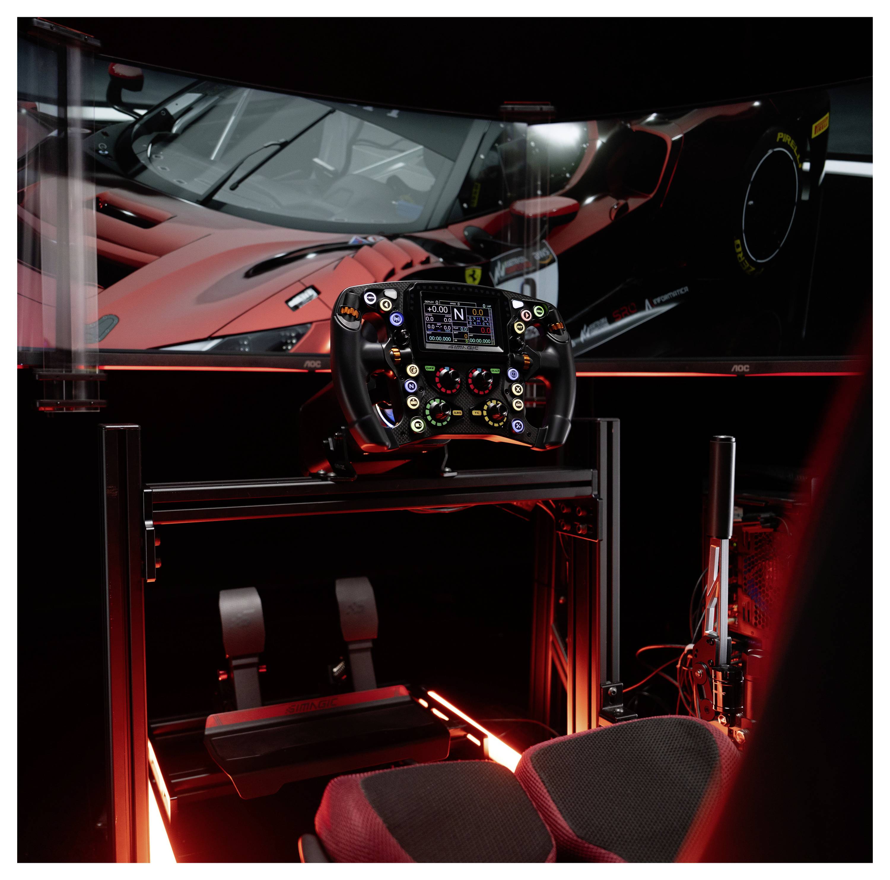 Rennfahrer-Simulator-Cockpit mit einem Formel-1-ähnlichen Lenkrad, Pedalen und einem Sitz vor einem großen Bildschirm, auf dem ein rotes Rennfahrzeug zu sehen ist.