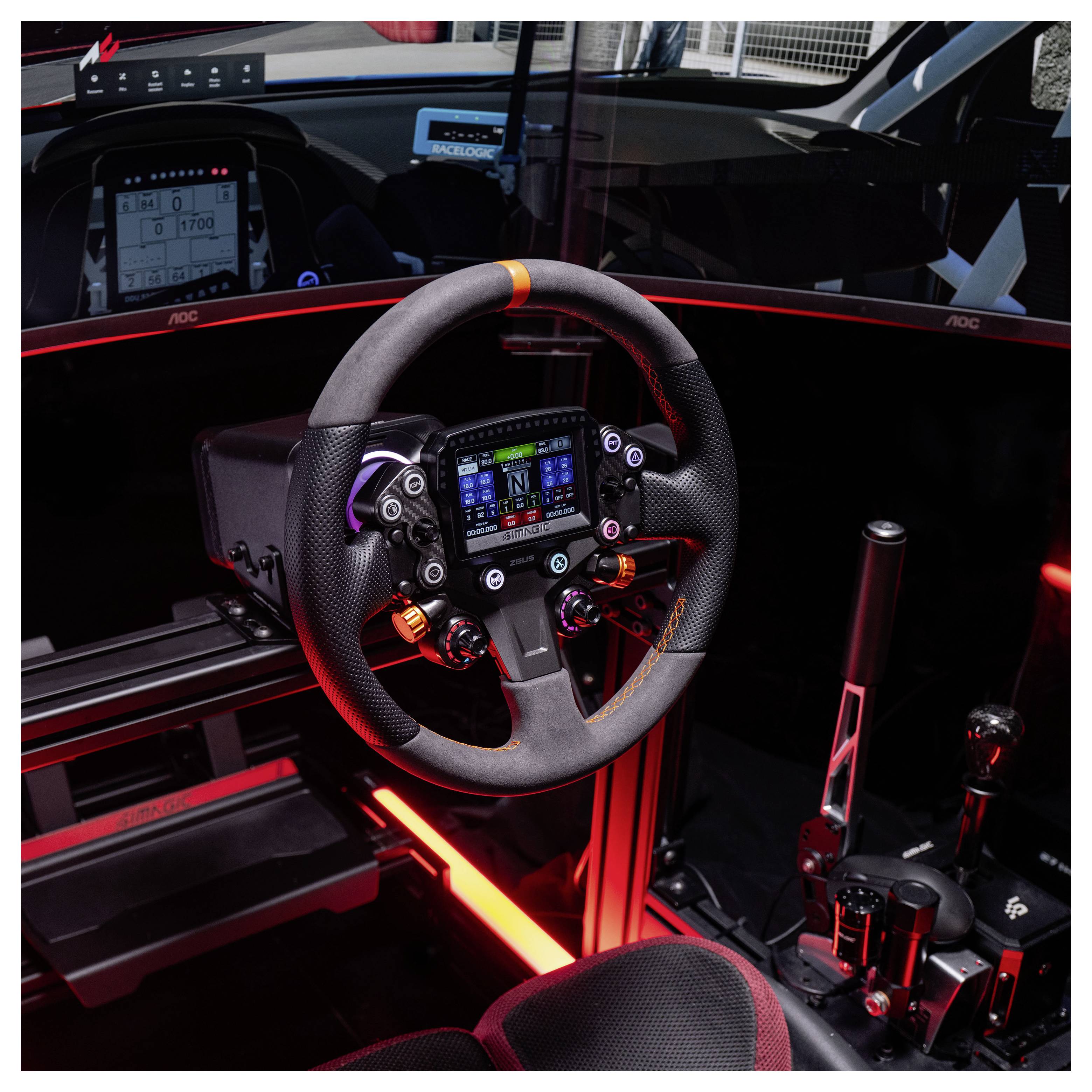 Ein Rennsimulatoren-Cockpit mit einem Formel-Stil-Lenkrad, digitaler Anzeige und montierten Schalthebeln, beleuchtet durch rote Akzentbeleuchtung.