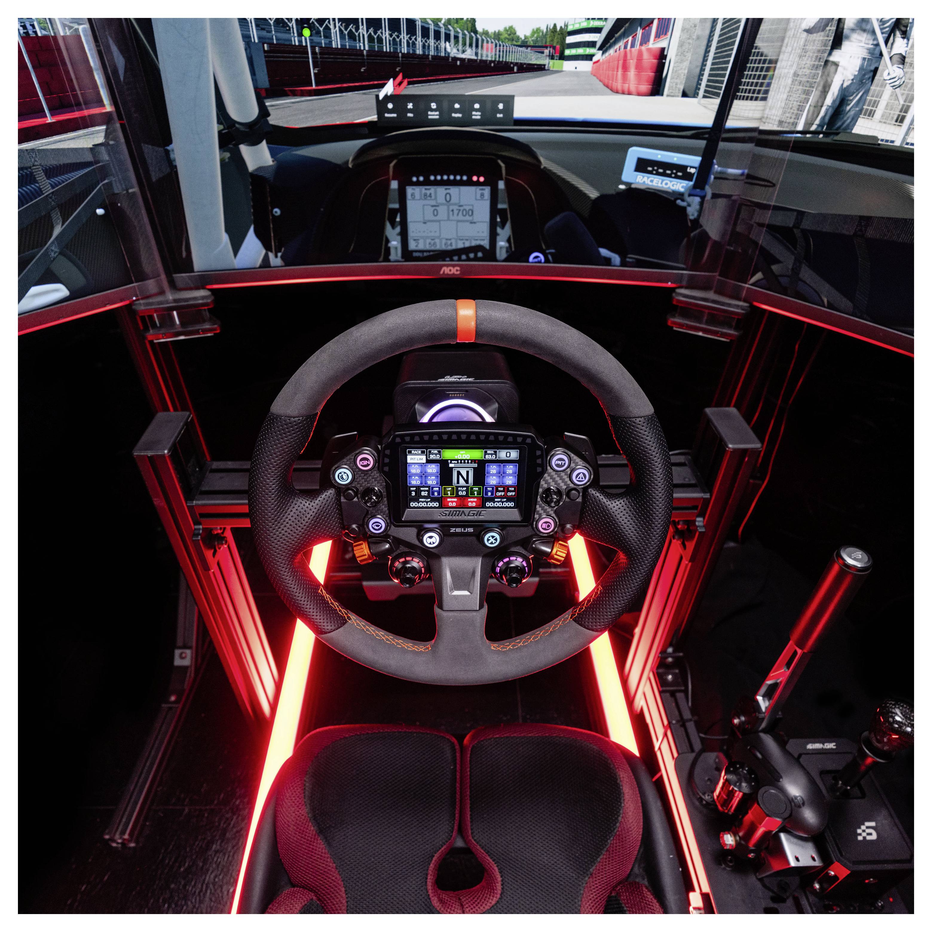Cockpit-Ansicht eines Rennfahrsimulators mit Lenkrad, digitalem Armaturenbrett, Sitz und roter LED-Beleuchtung, blickend auf eine Rennstrecke.