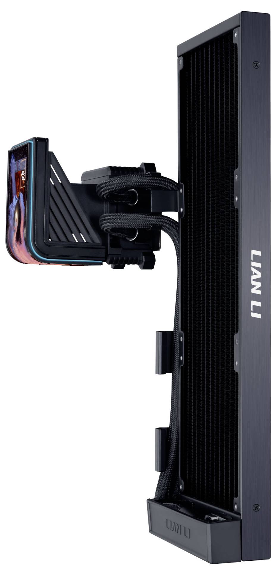 Nahaufnahme eines Lian Li Computer-Flüssigkühlers mit Radiator und angebrachtem RGB-Lüfter, gezeigt auf weißem Hintergrund.