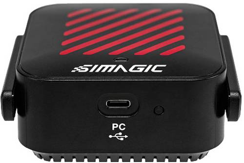 Schwarzes SIMAGIC-Gerät mit roten diagonalen Streifen oben, USB-C-Anschluss an der Vorderseite und „PC