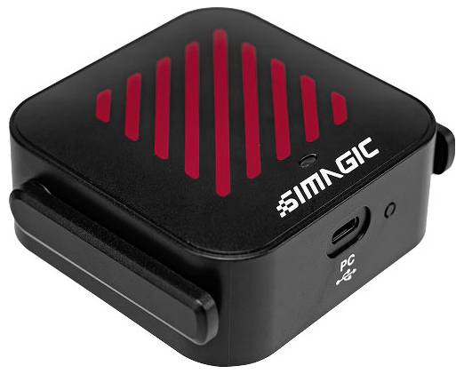 Kompaktes schwarzes SIMATIC-Industriemodul mit roten lüftungsartigen Streifen und USB-C-Anschluss, dargestellt in Perspektive auf weißem Hintergrund.