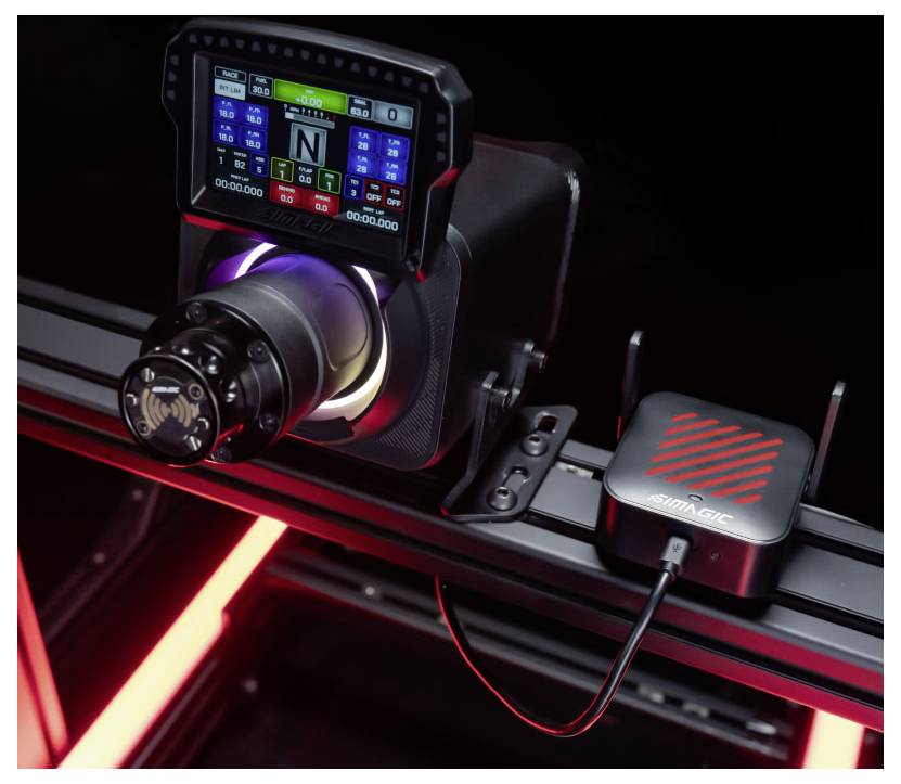 Nahaufnahme einer Kameraausrüstung mit einem Monitor, der Steuerelemente anzeigt, montiert auf einem motorisierten Slider oder Gimbal, mit angeschlossenem kabelgebundenem 