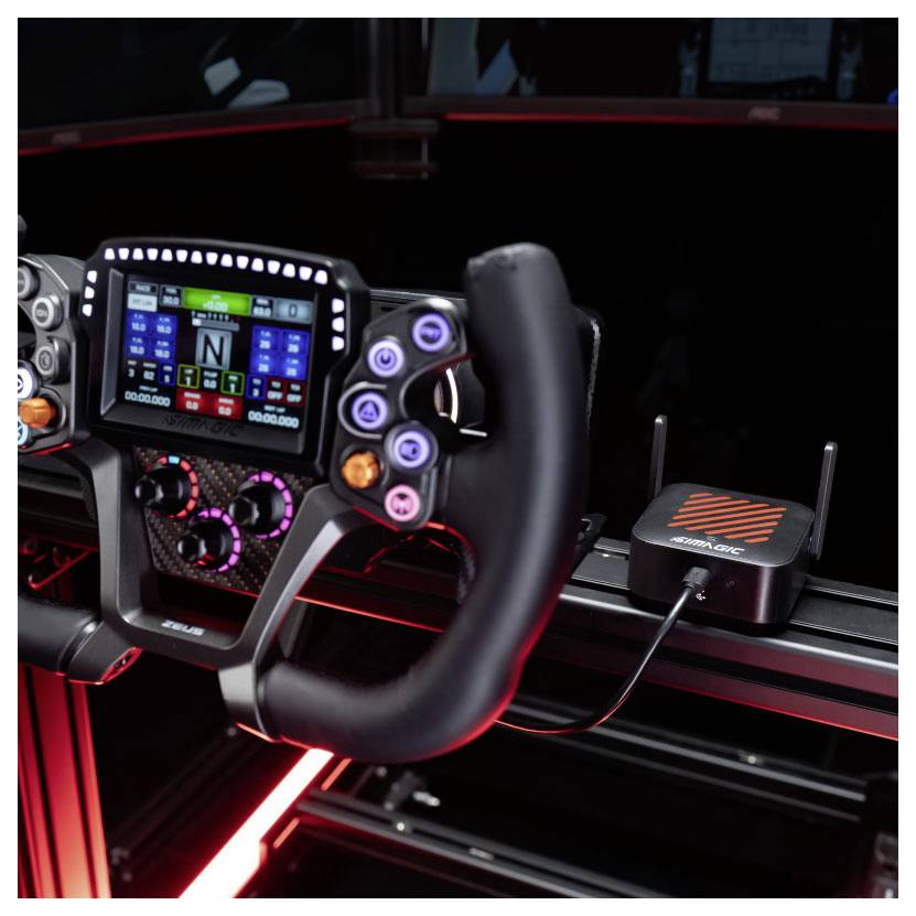 Rennfahrer-Simulator-Cockpit mit Lenkrad, digitalem Armaturenbrett und Steuertasten, die auf einem Sitzgestell mit roter Akzentbeleuchtung angebracht sind.