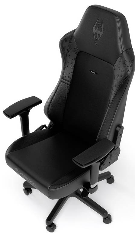 Schwarzer ergonomischer Gaming-Stuhl mit hoher Rückenlehne, Kopfstütze, verstellbaren Armlehnen und schwenkbarem Rollsockelboden auf weißem Hintergrund