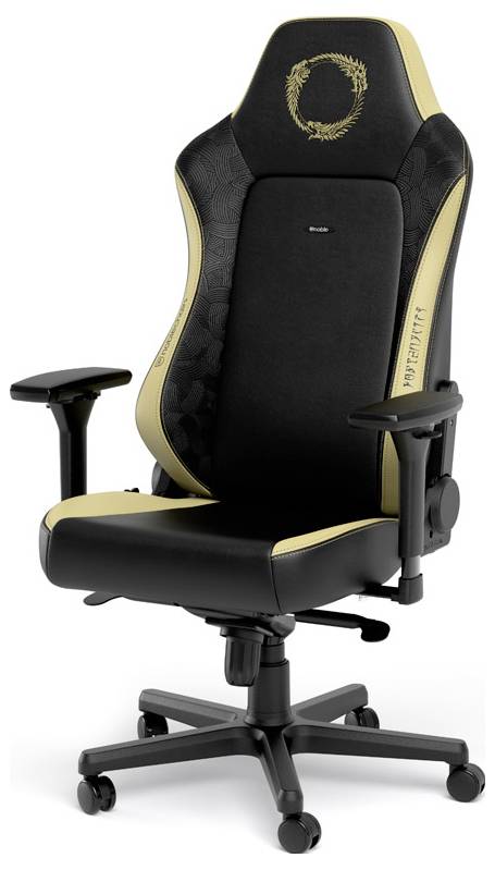 Schwarzer und goldener Gaming-Bürostuhl mit hoher Rückenlehne, verstellbaren Armlehnen, Kopfstützen-Logo und fünfrädrigem Standfuß auf weißem Hintergrund
