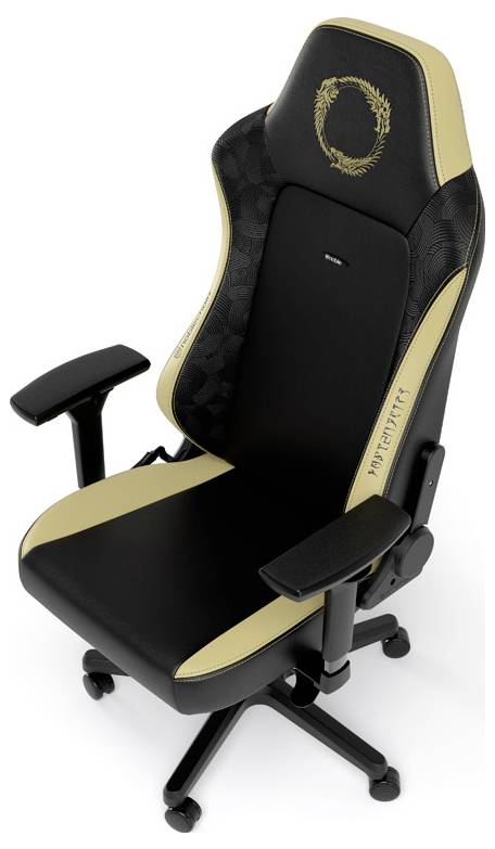 Schwarzer und goldener ergonomischer Gaming-Stuhl mit gepolsterter Kopfstütze, verstellbaren Armlehnen, fünfrädrigem Untergestell und Wappenbogen auf der Rückenlehne.
