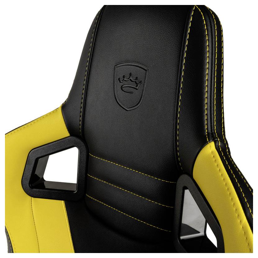 Schwarz-gelber Racing-Gaming-Stuhl mit ausgeschnittenen Armöffnungen in der Rückenlehne und gesticktem Logo auf der Kopfstütze.