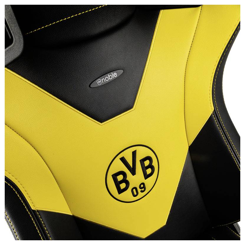 Nahaufnahme eines schwarz-gelben Gaming-Stuhls mit einem Borussia-Dortmund-BVB-09-Logo auf der Rückenlehne.