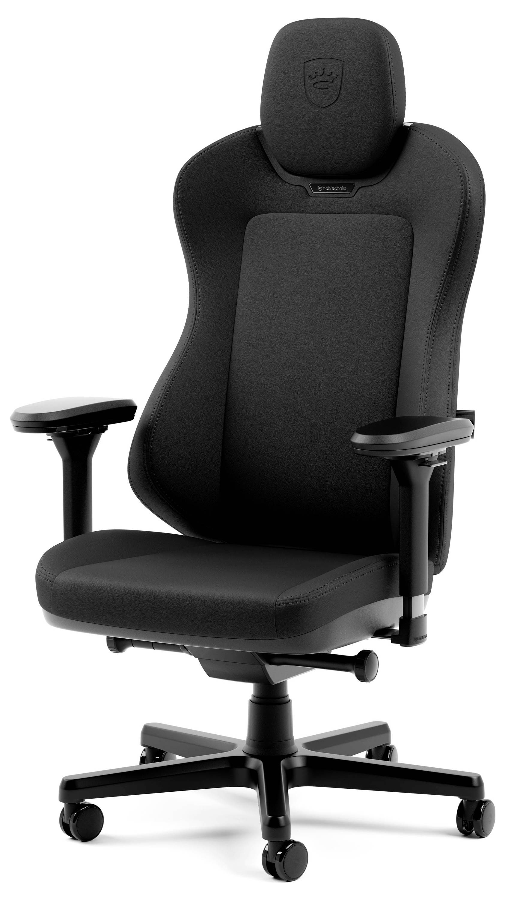 Schwarzer ergonomischer Bürostuhl mit Kopfstütze, Armlehnen und fünfrädriger Basis auf weißem Hintergrund.