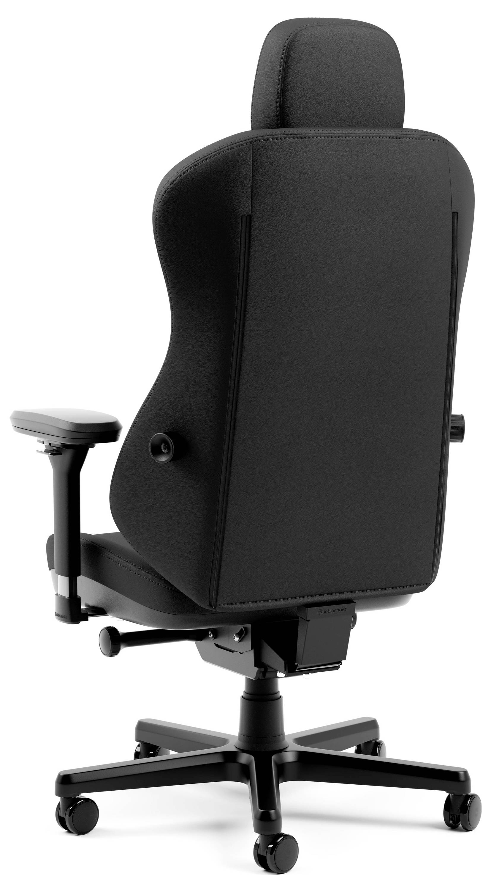Schwarzer ergonomischer Bürostuhl von hinten auf weißem Hintergrund gezeigt, mit Kopfstütze, Armlehne und fünfzackiger Rollenbasis.