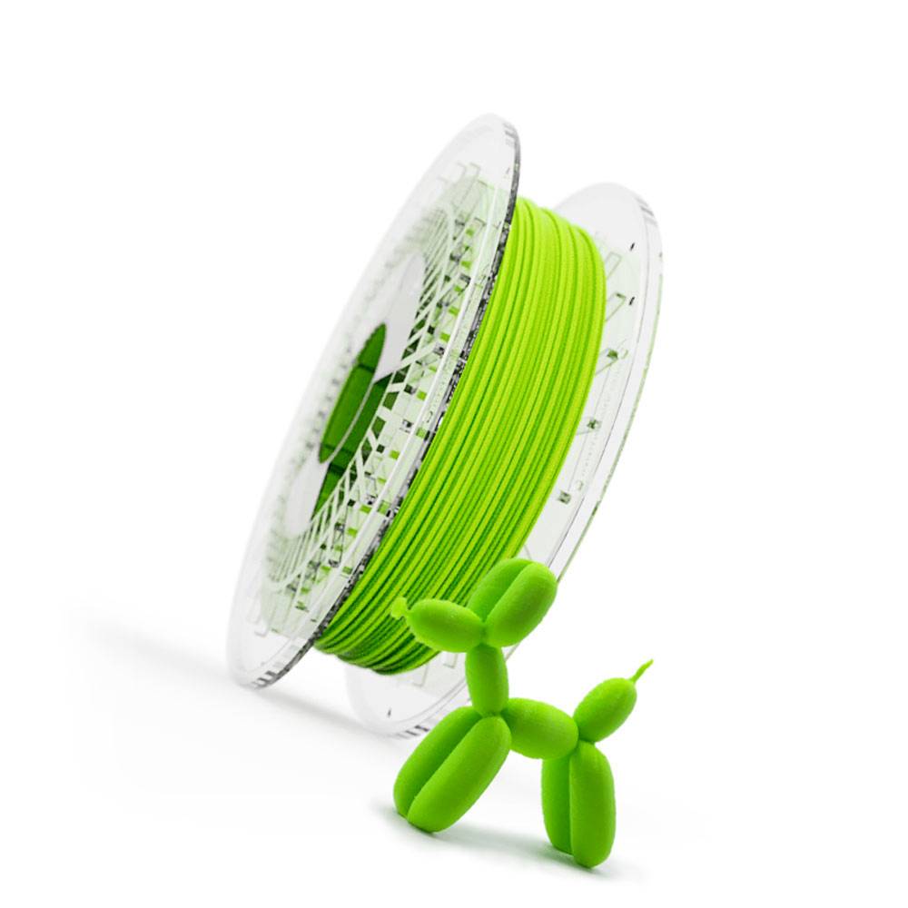 Grüne 3D-Drucker-Filamentspule mit einem kleinen hundeförmigen Druck davor auf weißem Hintergrund.