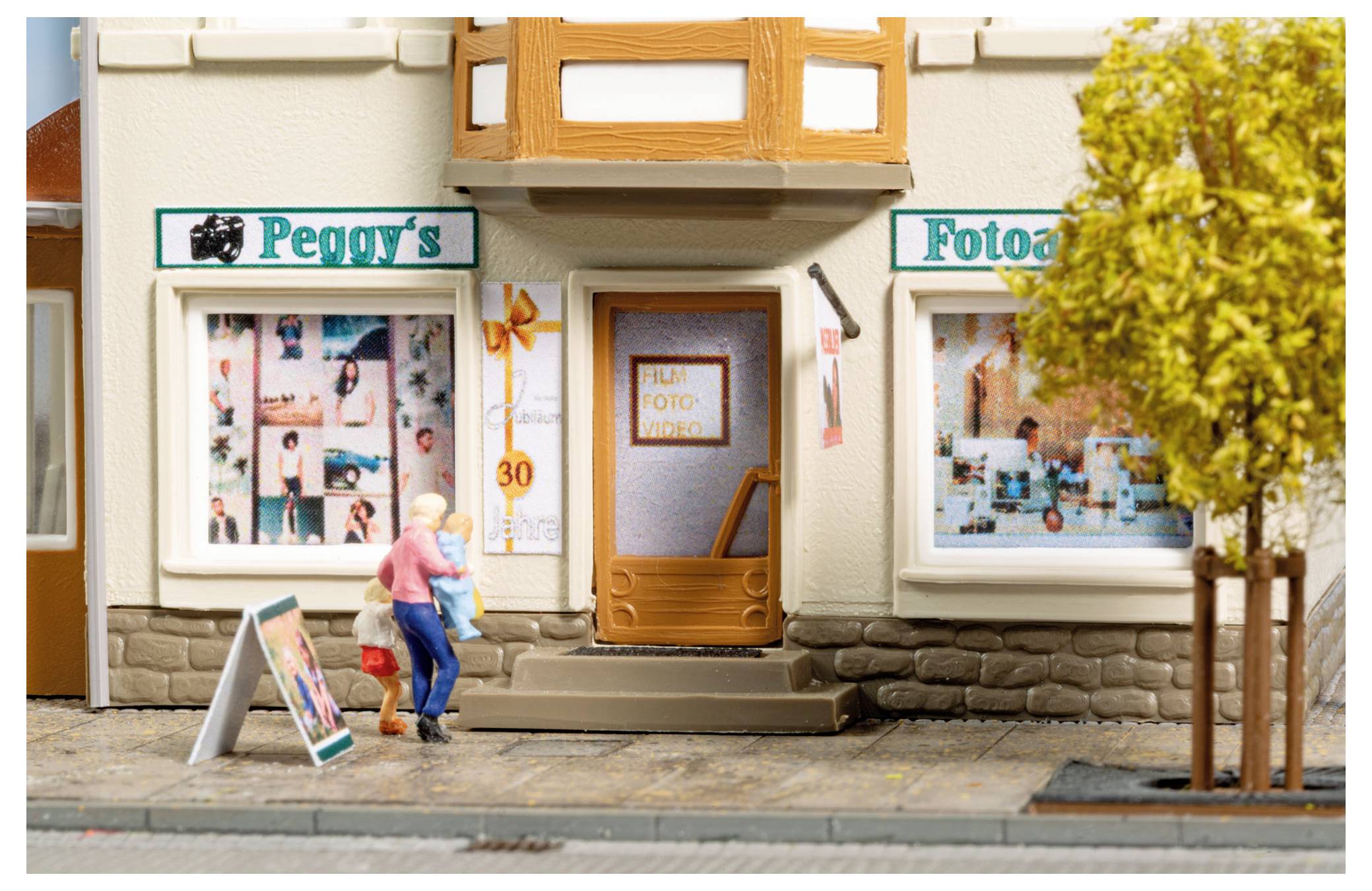 Miniaturstraßenszene eines Fotofachgeschäfts namens „Peggy's Foto