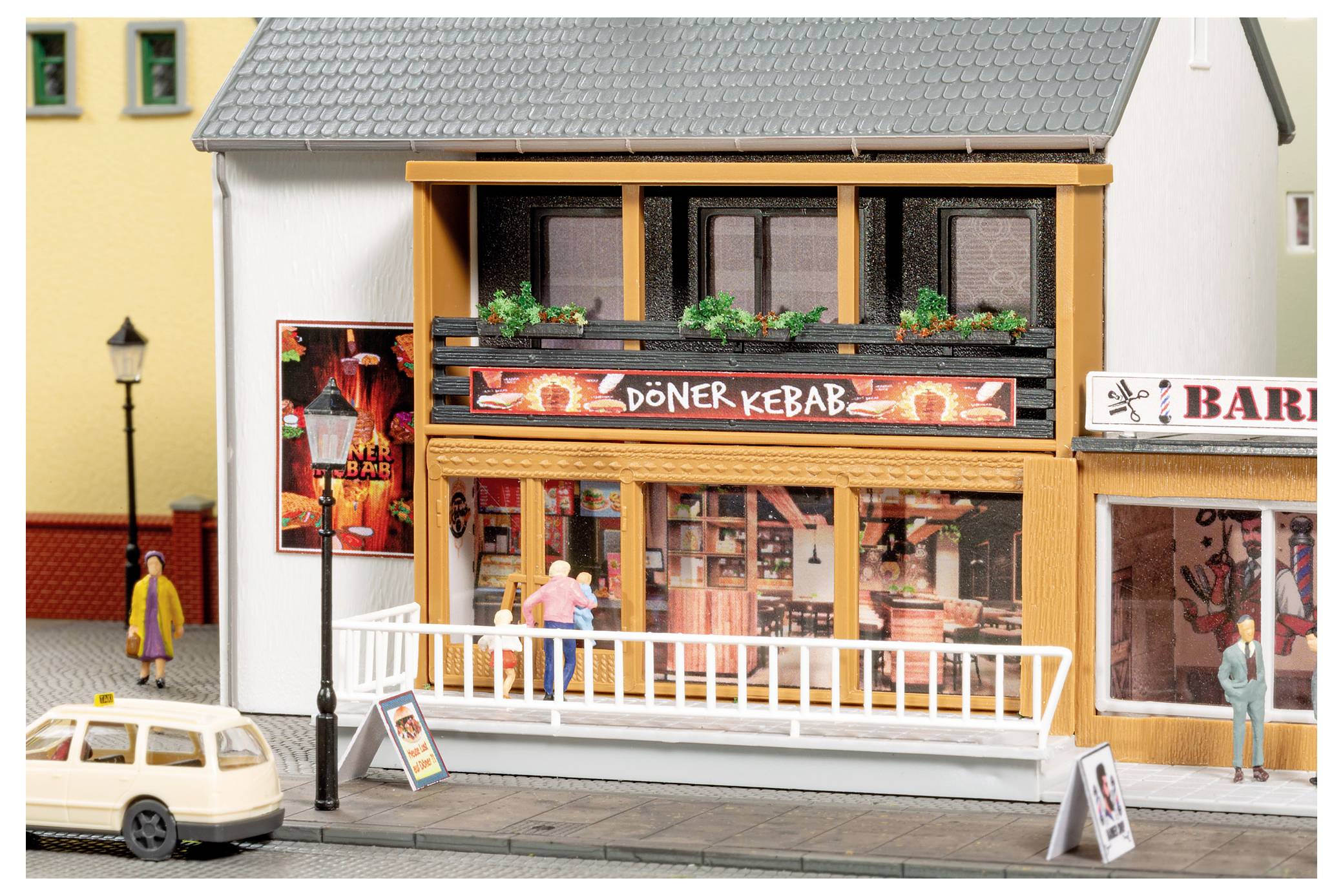 Miniaturstraßenszene mit einem „DÖNER KEBAB