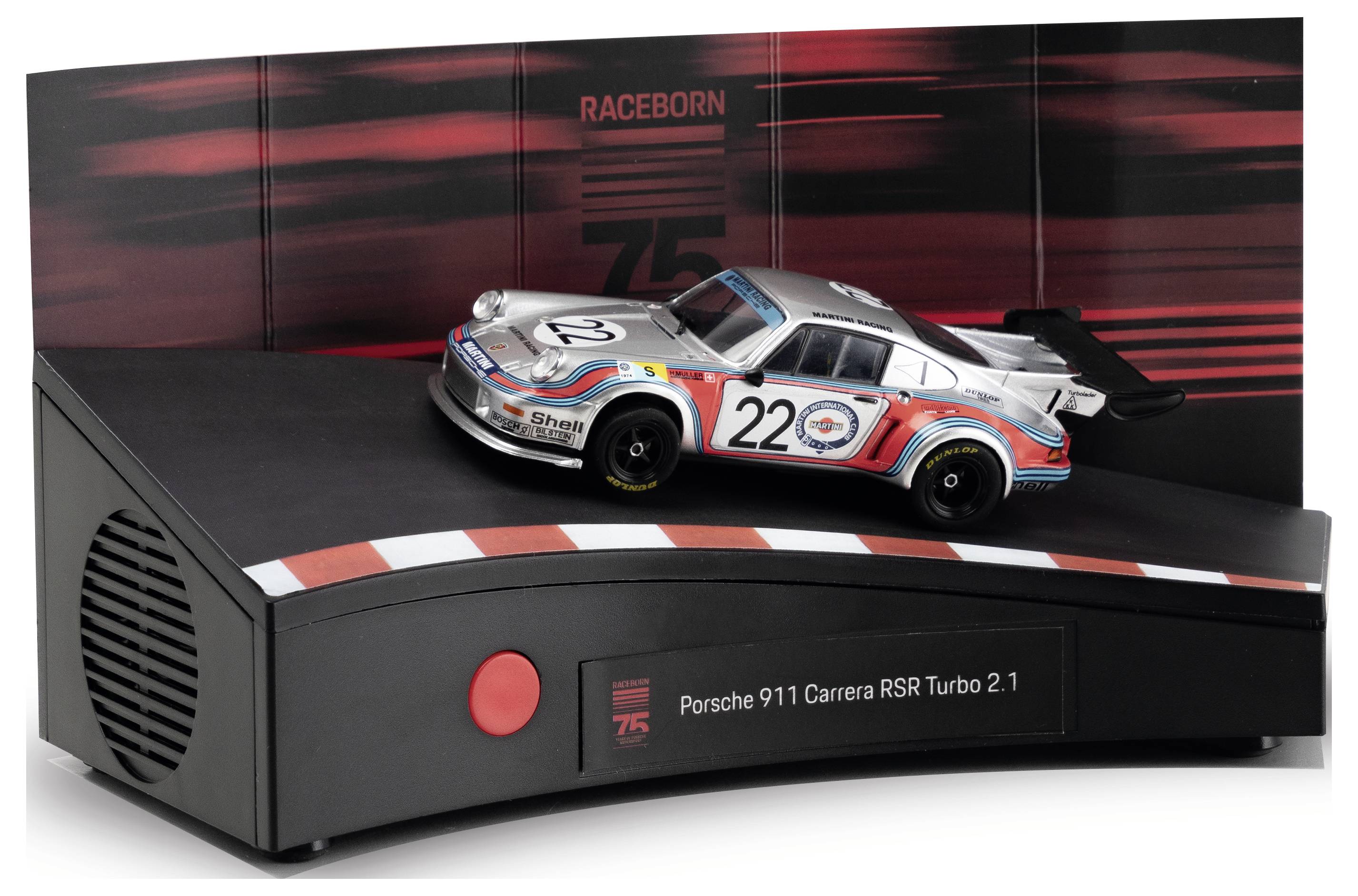 Silberner Porsche 911 Carrera RSR Turbo 2.1 Modellauto auf schwarzer Displaybasis mit der Beschriftung „Porsche 911 Carrera RSR Turbo 2.1