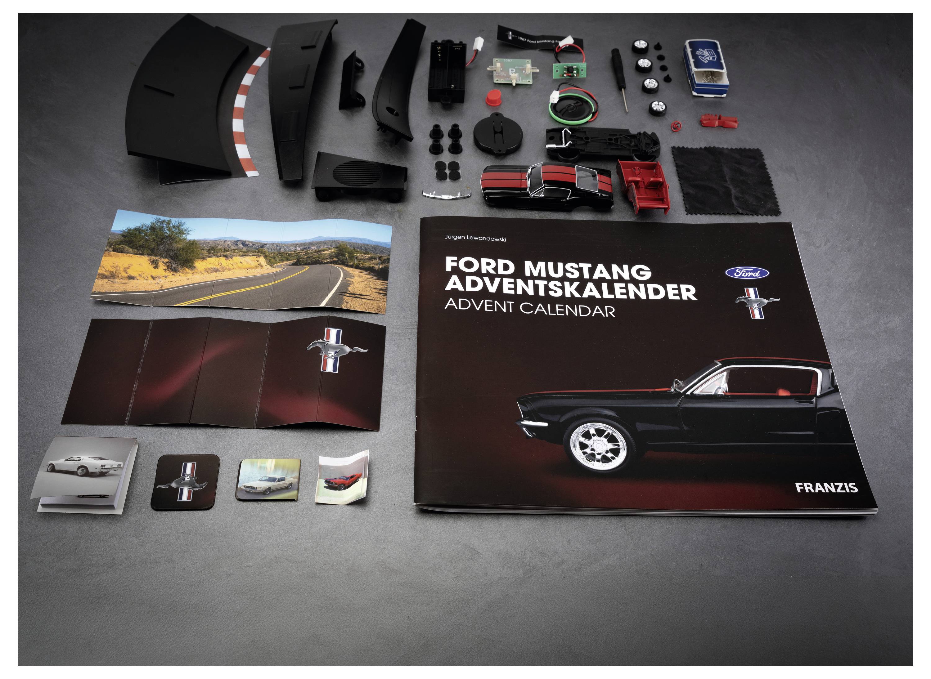 Ford Mustang Adventskalender Adventskalender-Plakat mit deutschem und englischem Text, Ford-Logo, Mustang-Emblem und einem schwarzen Mustang-Modellauto von 1967 unten dargestellt.