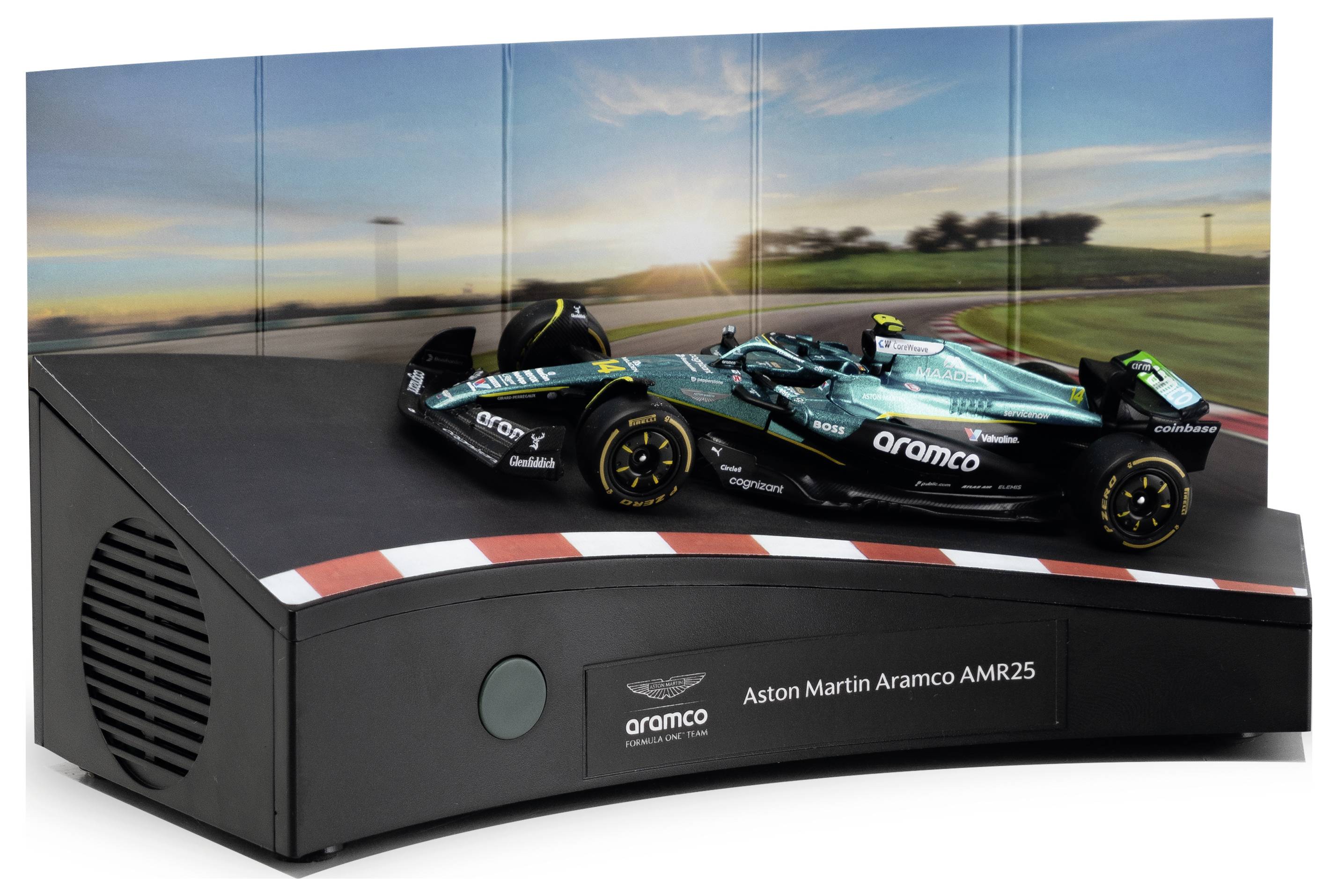 Aston Martin Aramco AMR25 Formel-1-Automodell im Maßstab, ausgestellt auf einem schwarzen Sockel mit einem Label „Aston Martin Aramco AMR25