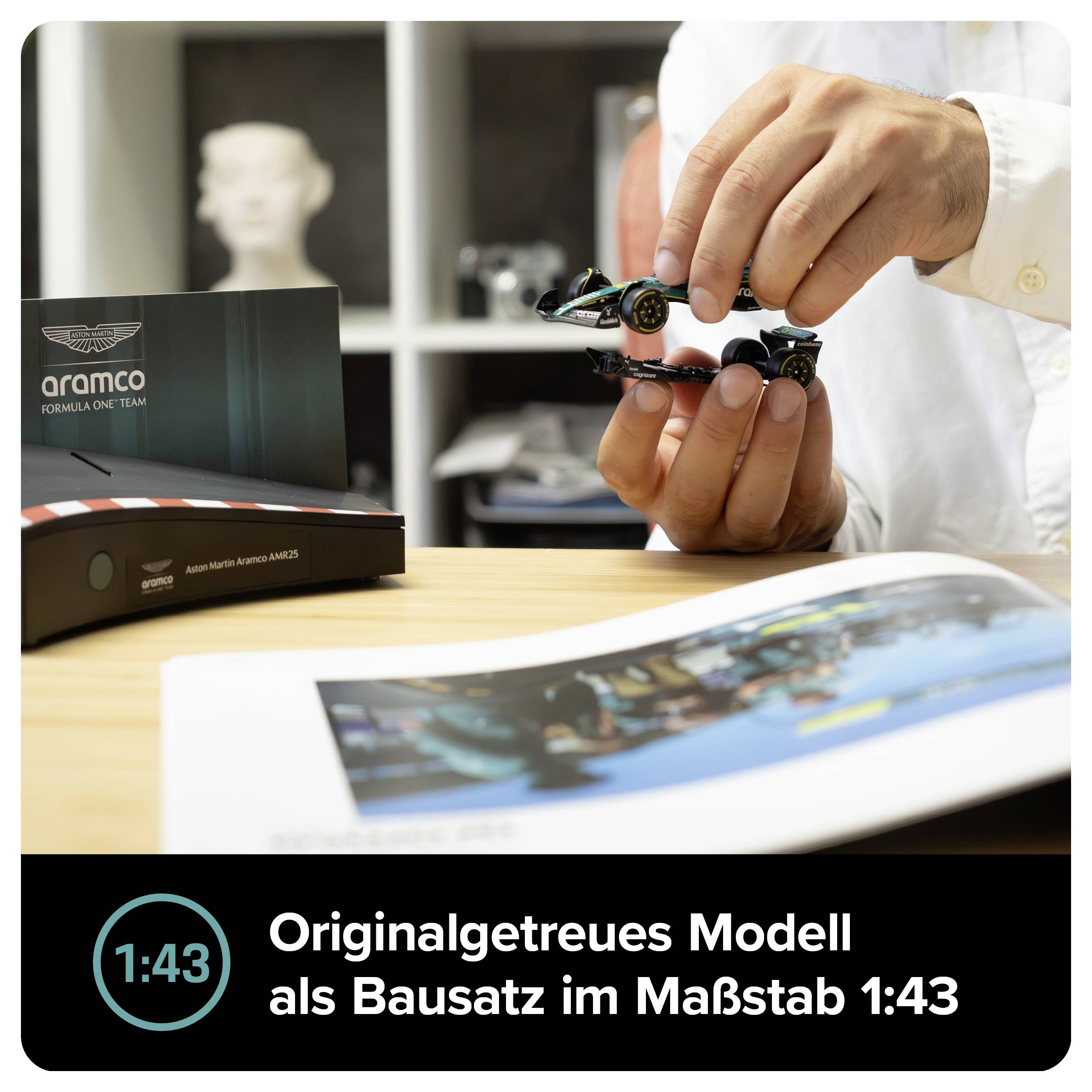 Person baut ein Formel-1-Modell im Maßstab 1:43 zusammen; Verpackung 'aramco Formula One Team' liegt daneben, unten steht 'Originalgetreues Modell als Bausatz im Maßstab 1:43'.