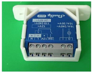 Blau-weißes Elektroschaltermodul mit Schraubklemmen und gedrucktem Schaltplan, gekennzeichnet für 16A/240V und 10A/240V Verbindungen.