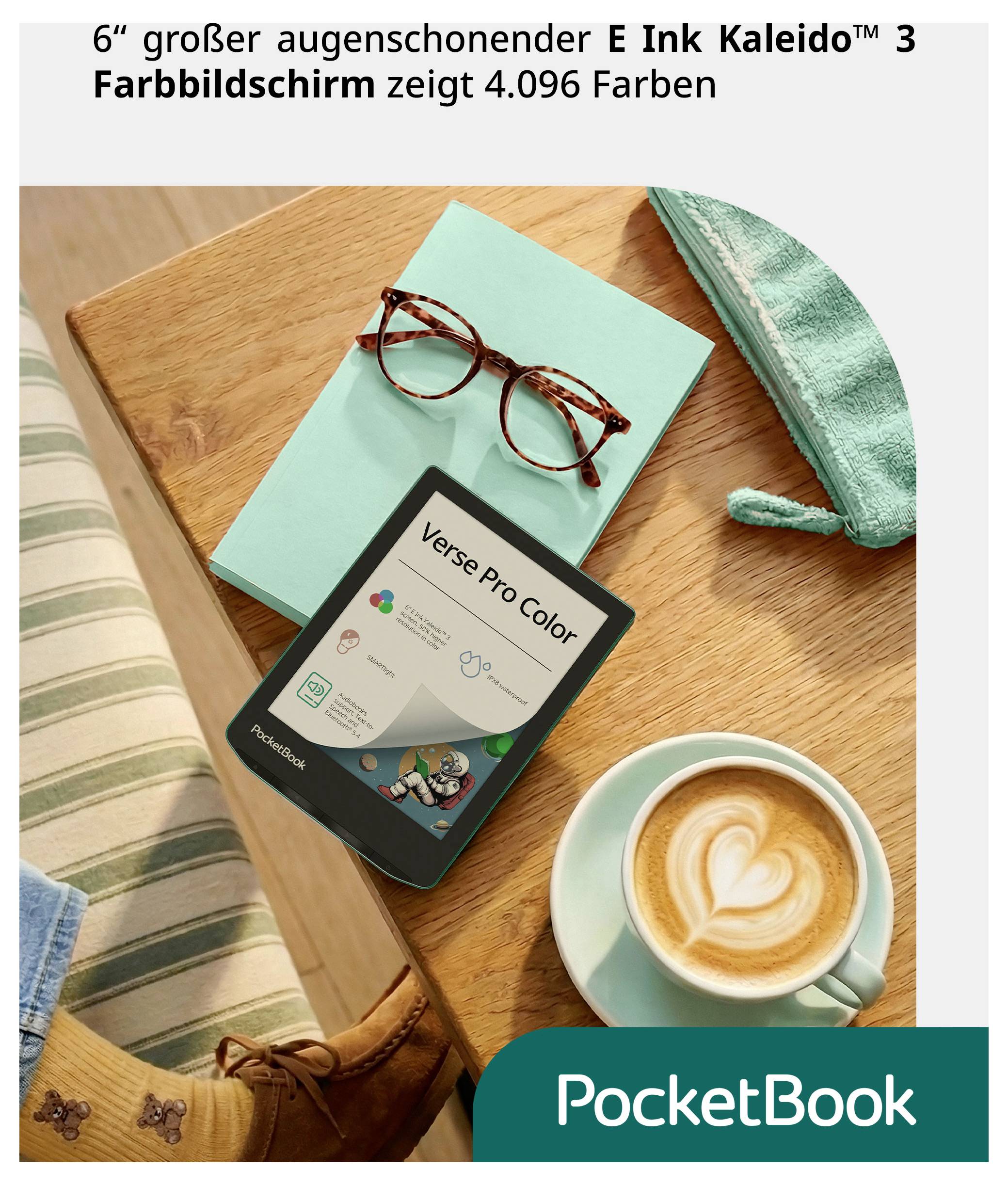 PocketBook Verse Pro Color E-Reader auf einem Holztisch mit Brille, Kaffee, Notizbuch und Stiefel; die Überschrift besagt, dass das 6-Zoll-augenschonende E Ink Kaleido 3-Farbdisplay 4.096 Farben anzeigt.
