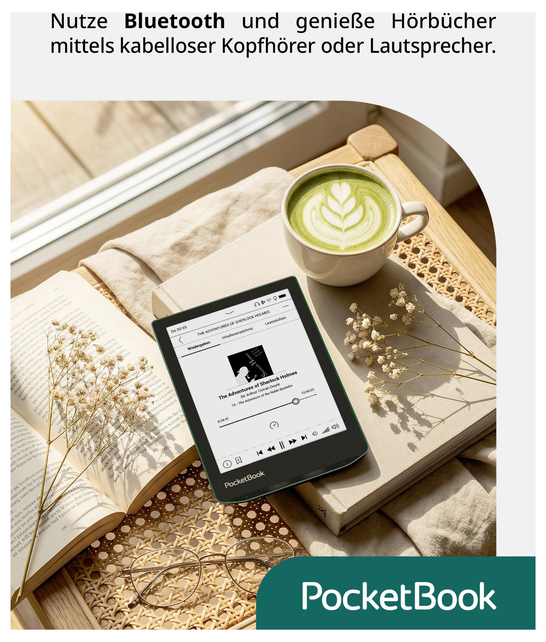 PocketBook e-Reader auf einem Tablett neben einem aufgeschlagenen Buch und Latte, wirbt für Bluetooth zum Hören von Audiobooks mit kabellosen Kopfhörern oder Lautsprechern.