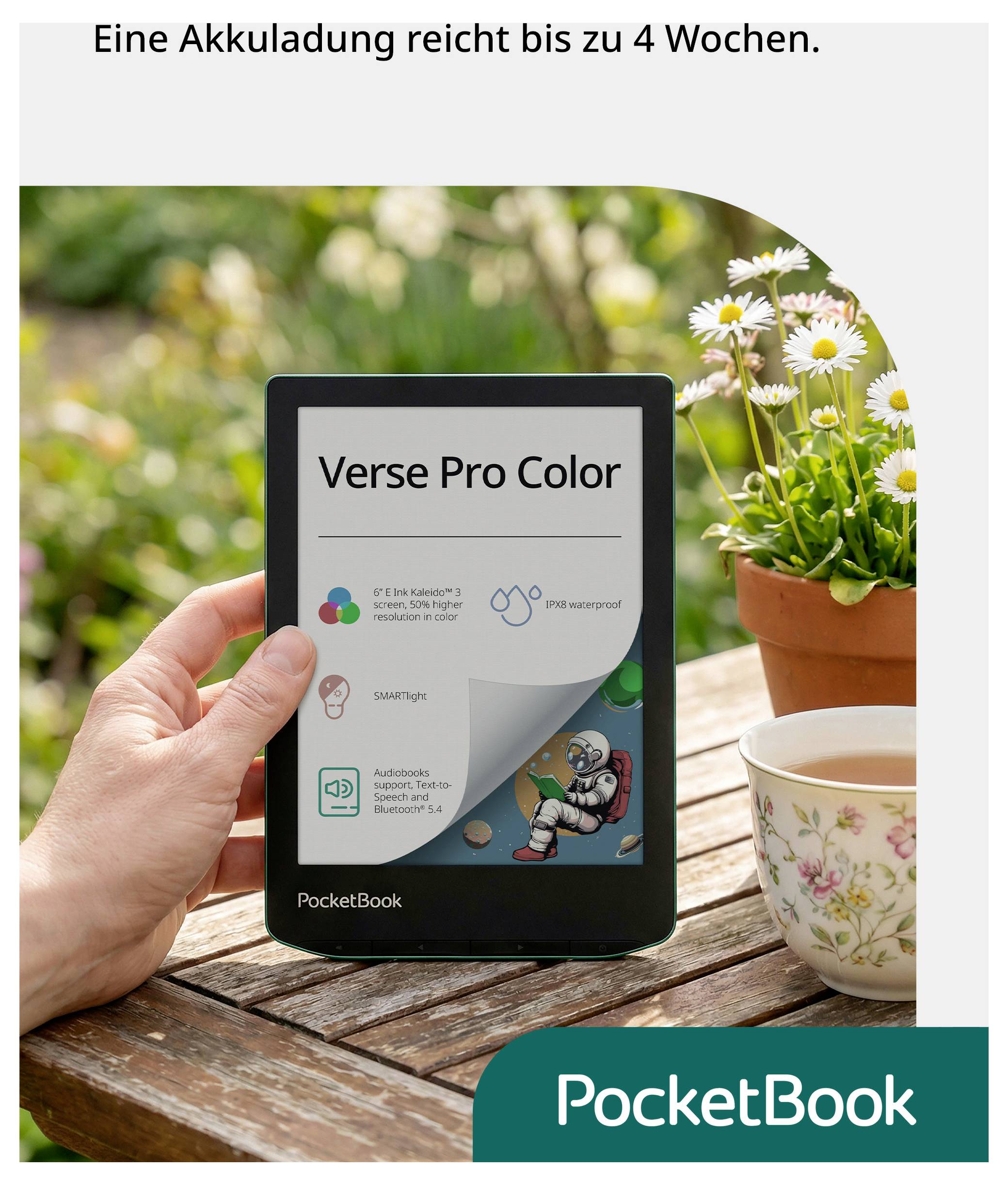Eine Hand hält einen PocketBook Verse Pro Color e-reader auf einem Holztisch neben Blumen und einer Teetasse; der Text lautet „Eine Akkuladung reicht bis zu 4 Wochen